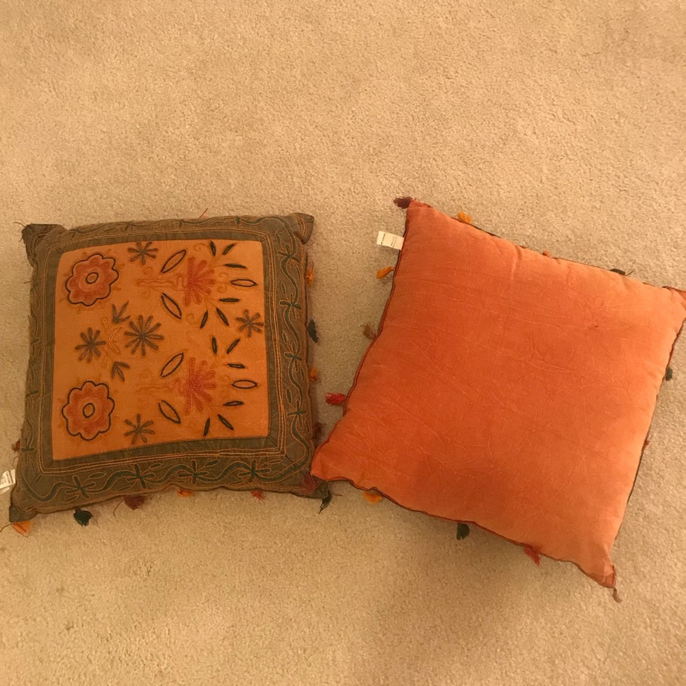 Two Throw pillows - Picture 2 of 2